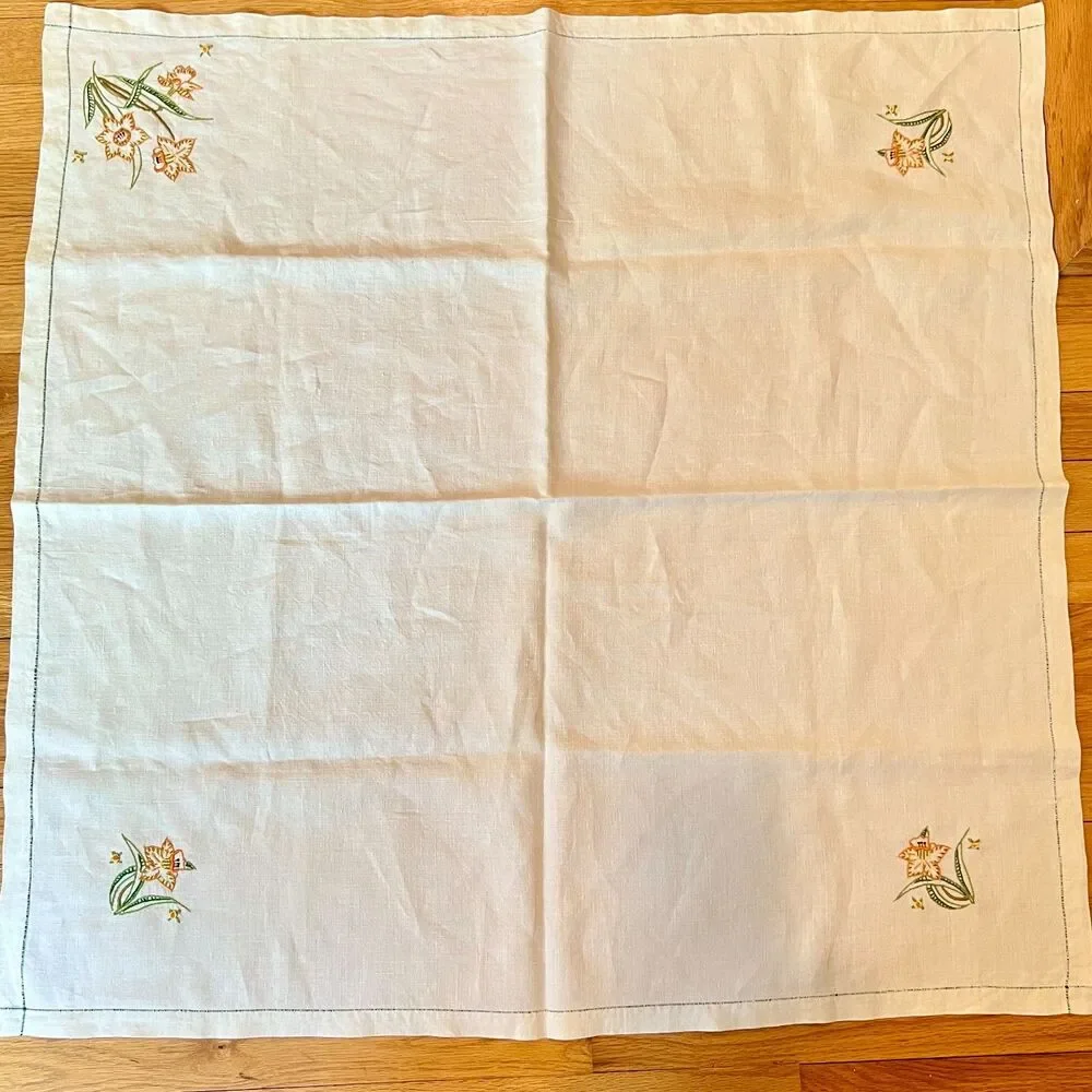 VTG linen embroidered sq tablecloth, daffodils, 32 x 32 inches cottage core